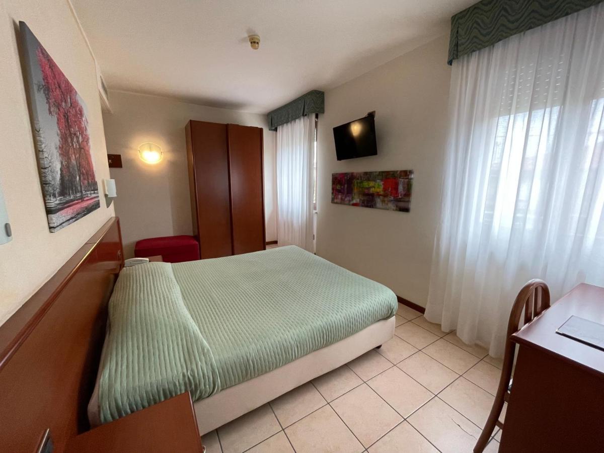 Hotel Virginia Garda  Zewnętrze zdjęcie