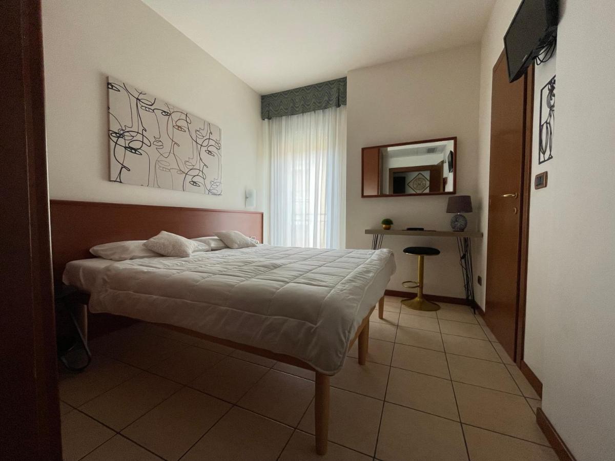 Hotel Virginia Garda  Zewnętrze zdjęcie