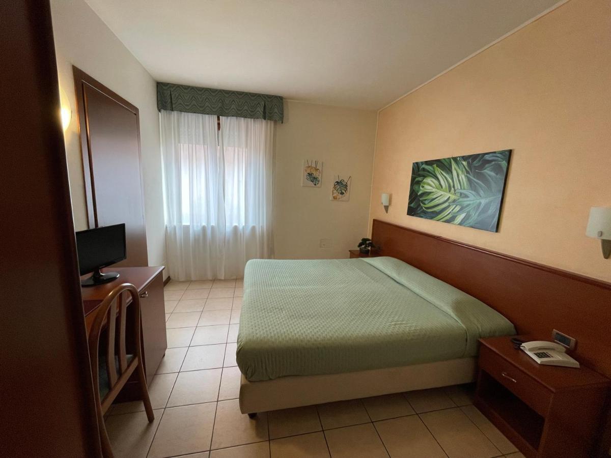 Hotel Virginia Garda  Zewnętrze zdjęcie